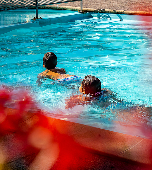 Vue de la piscine du camping les Ballastières, en Haute-Saône