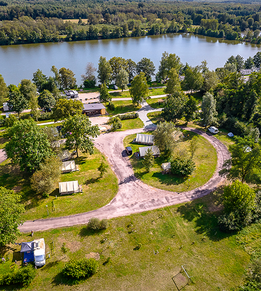 Vue des locatifs du camping les Ballastières en Haute-Saône au bord de l’eau