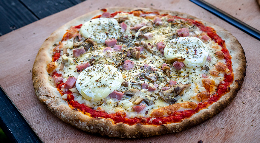 Pizza proposée à la dégustation au bar-restaurant au bord de l'eau le Titan, du camping les Ballastières, en Bourgogne-Franche-Comté