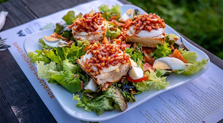 Le bar-restaurant au bord de l'eau le Titan, du camping les Ballastières, vous propose ses glaces à déguster