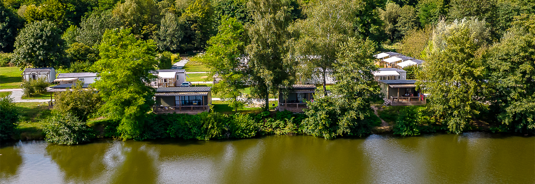 Au cœur d’un cadre naturel verdoyant, le chalet cottage 25 m² 2 chambres, en location au camping les Ballastières dans les Vosges du Sud