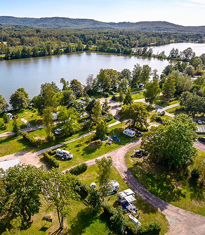 Location de vastes emplacements camping dans les Vosges du Sud, au camping les Ballastières