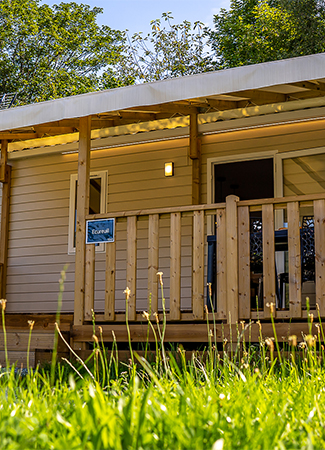 Vue extérieure du mobil-home 2 chambres Premium, en location au camping les Ballastières en Bourgogne-Franche-Comté