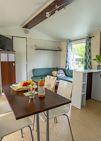 Vue extérieure du mobil-home 2 chambres classique, en location au camping les Ballastières dans les Vosges du Sud