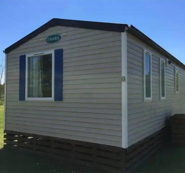 Vue extérieure du mobil-home PMR, en location au camping les Ballastières à Champagney, en Haute-Saône